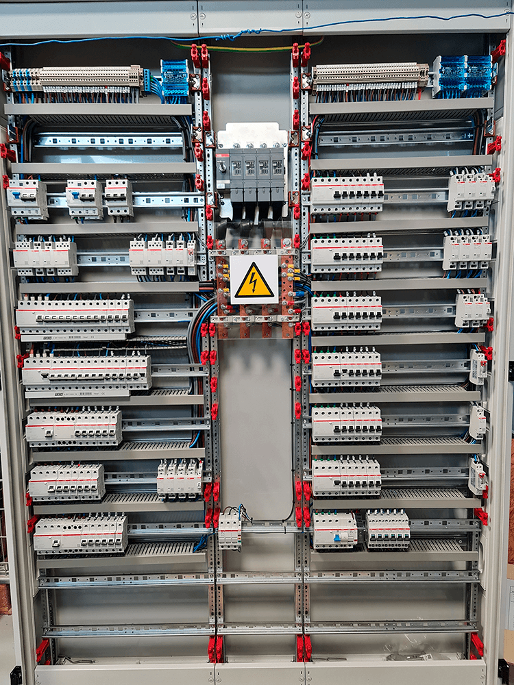 A PMR aumenta a capacidade de fabrico de Quadros elétricos.